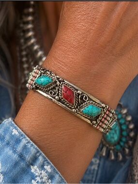 VINTAGE Western Turquoise and Red Stone Silver Bracelet w / seed beads 8” long